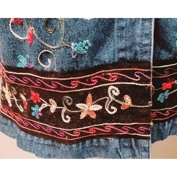 Life style Floral Embroidered Bohemian  Hippie Denim Jacket Size Medium - Picture 3 of 7